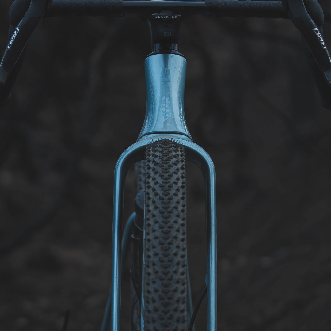 Factor Elara Matte Carbon, front detail