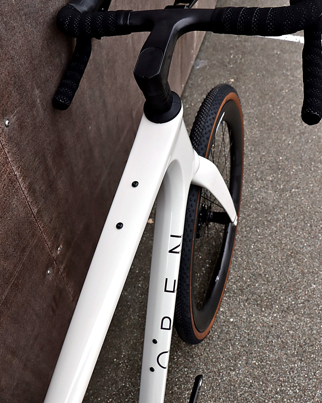 Open U.P. 2.0 Sand – top tube and integrated cockpit